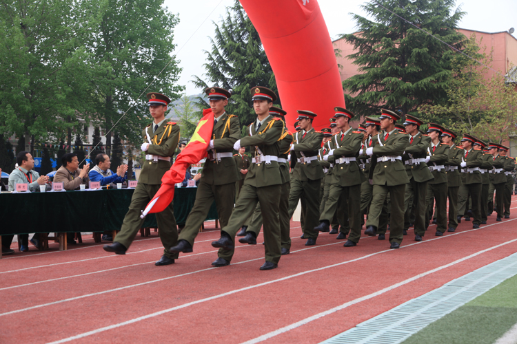 学校第十五届春季田径运动会隆重举行