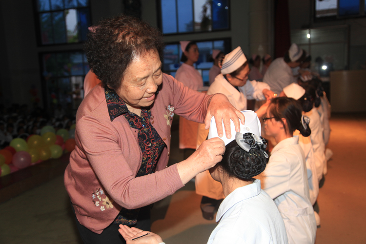 学校隆重庆祝第105个国际护士节