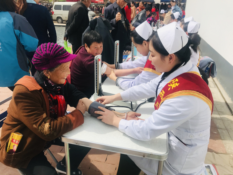 健康扶贫入村到户 义诊活动情暖人心