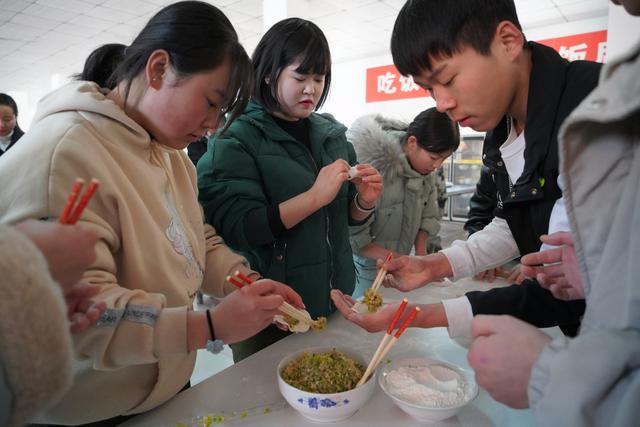 best365官方网站登录入口师生集体包饺子庆元旦