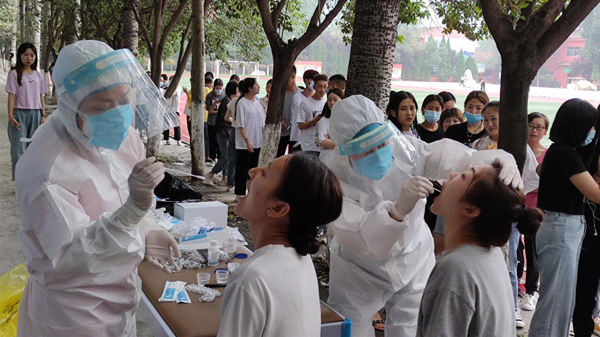 核酸检测迎开学  保师生健康安全