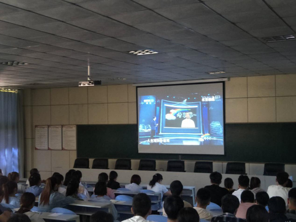 学院组织学生观看开学第一课