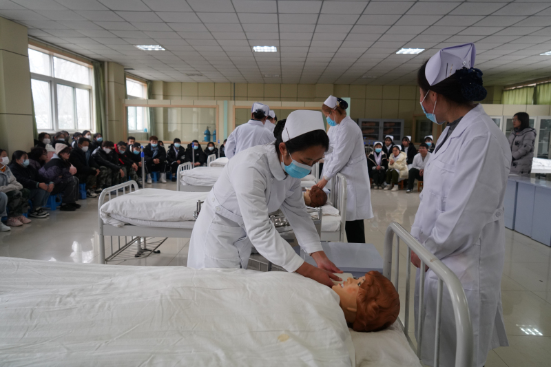 教务处组织本学期护理专业技能展演