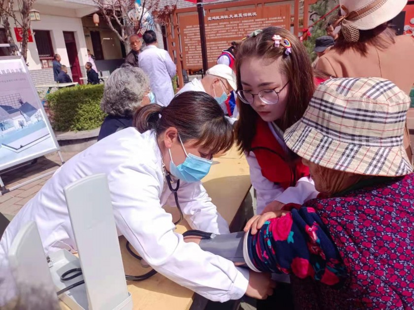 三月学雷锋 义诊暖人心