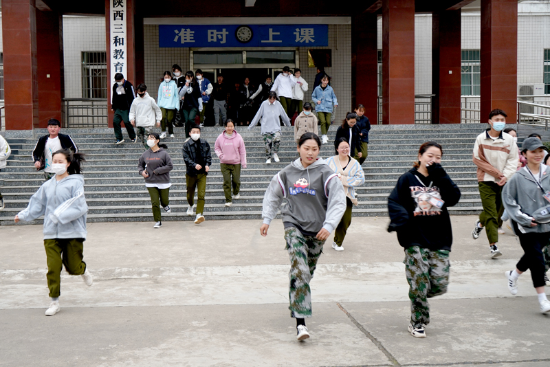 best365官方网站登录入口开展地震应急疏散演练活动