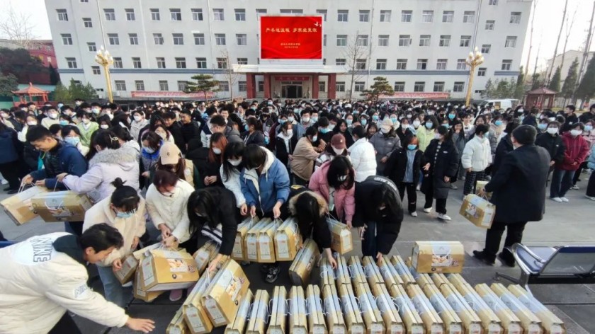 天寒人心暖  学院开展冬季送温暖活动