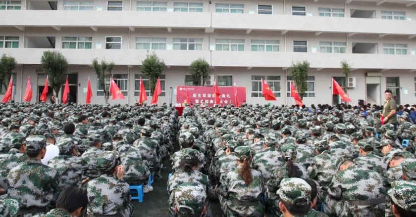 铁骨练军魂 破茧焕青春  2024年新生军训结业典礼...