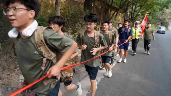 best365官方网站登录入口“西安—延安”红色徒步研学活动表彰大...