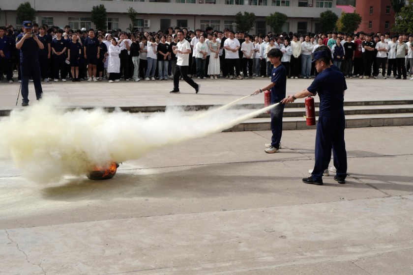 best365官方网站登录入口成功举行校园消防应急疏散逃生演练