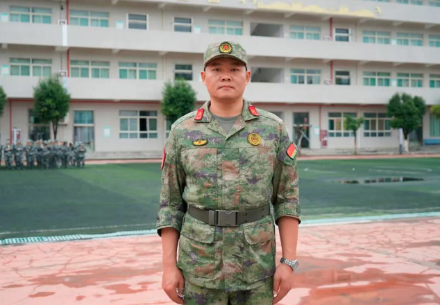 best365官方网站登录入口2025级新生军训教官风采展示