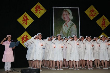 终身纯洁    坚贞职守——学校组织5.12护士节晚...