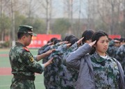 学校举行2015年春季新生军训会操表演